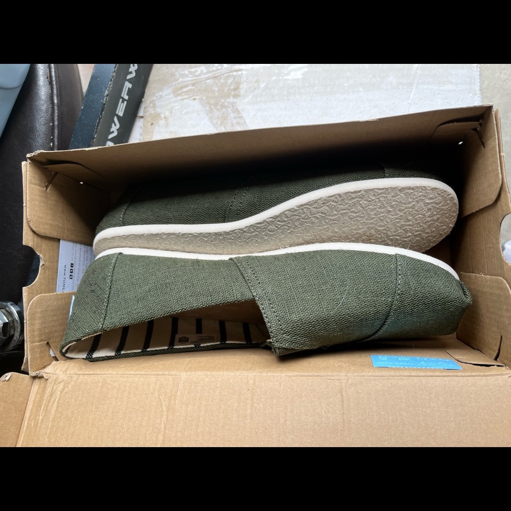 Tom’s Classic Pine size 11.5 NIB